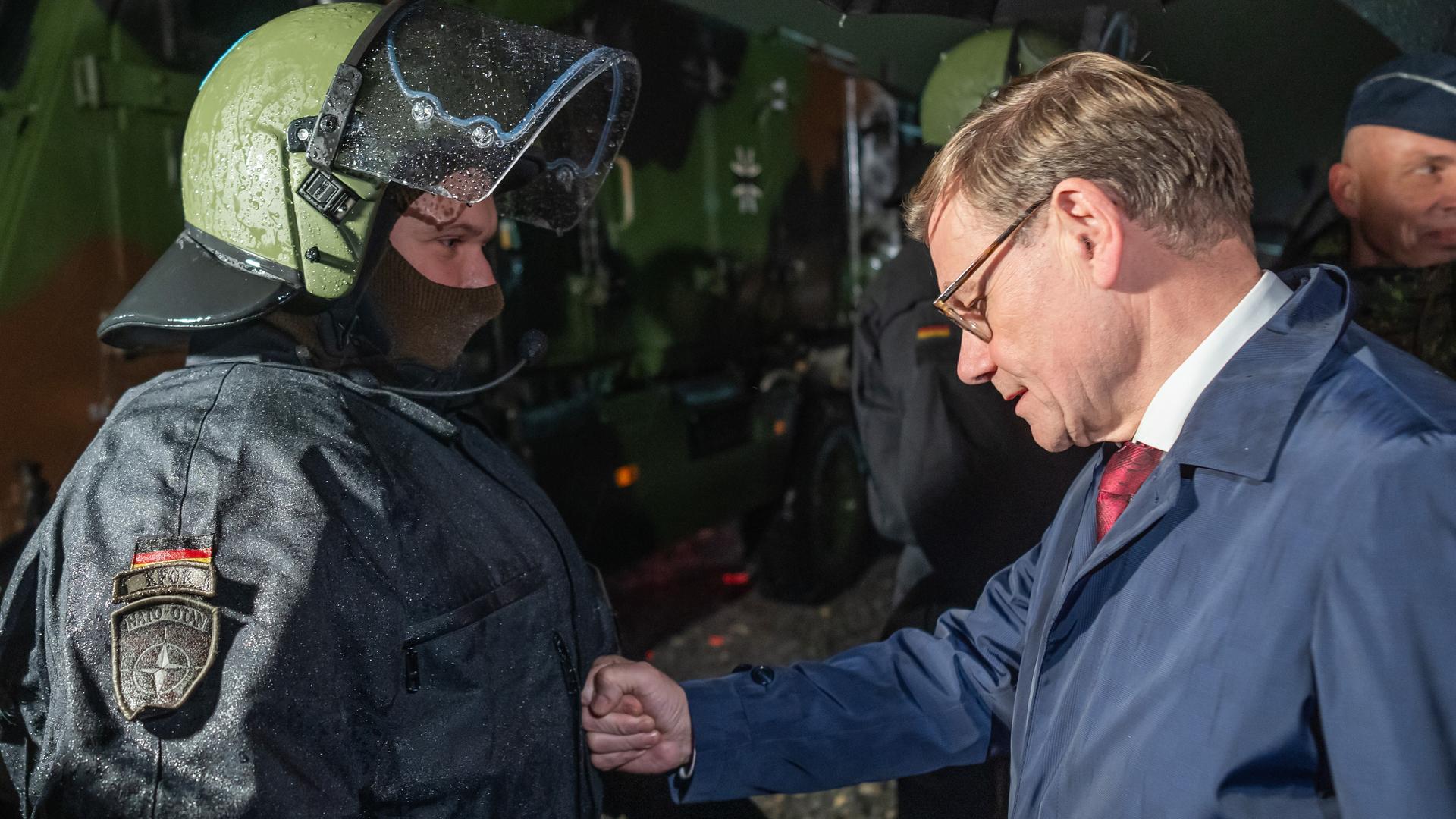 Bundesaußenminister Wadephul mit einem Soldaten der Bundeswehr im Kosovo