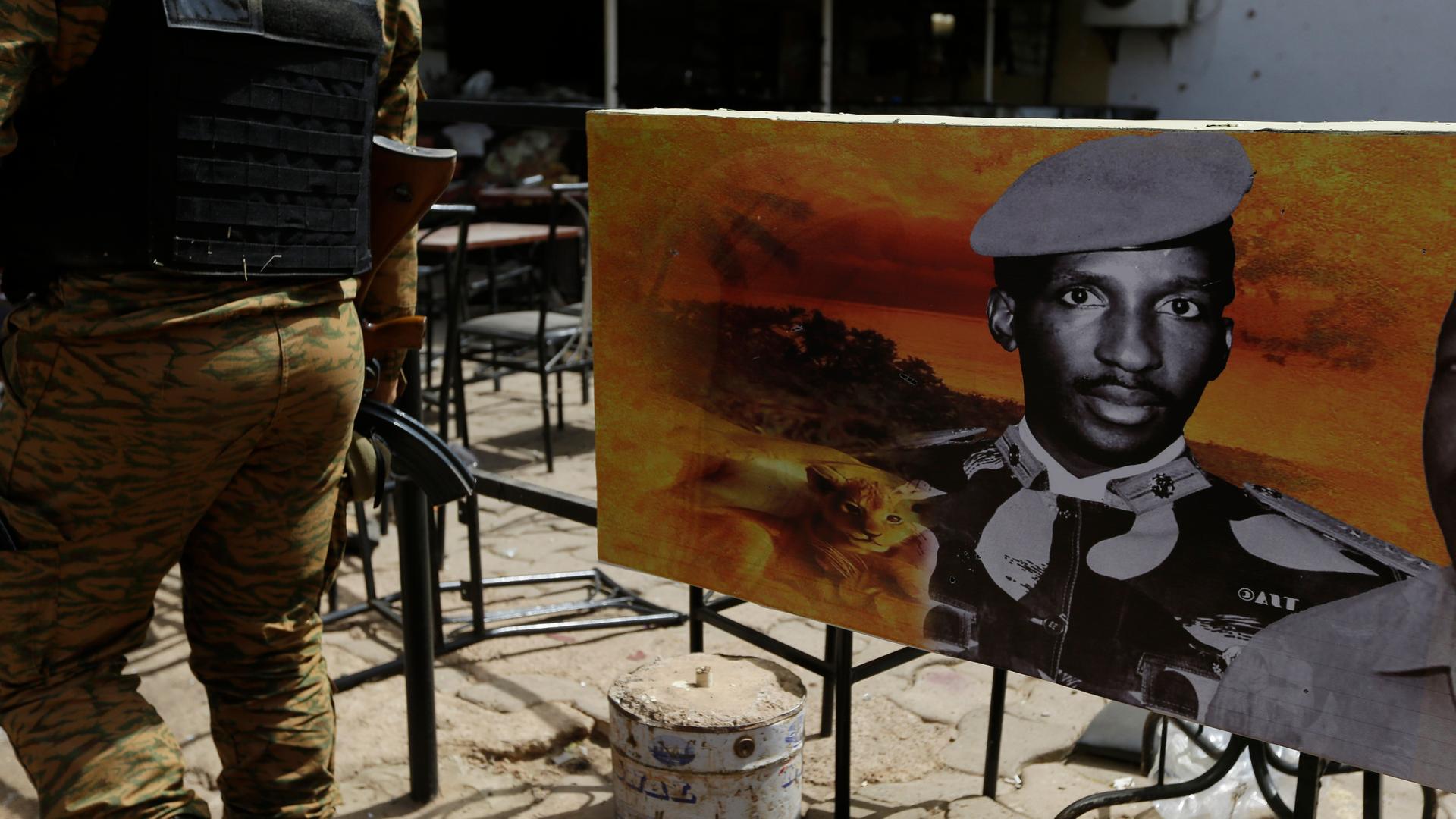 Ein Soldat geht an einem Plakat des ehemaligen Präsidenten von Burkina Faso, Thomas Sankara, vor einer Bar vorbei.