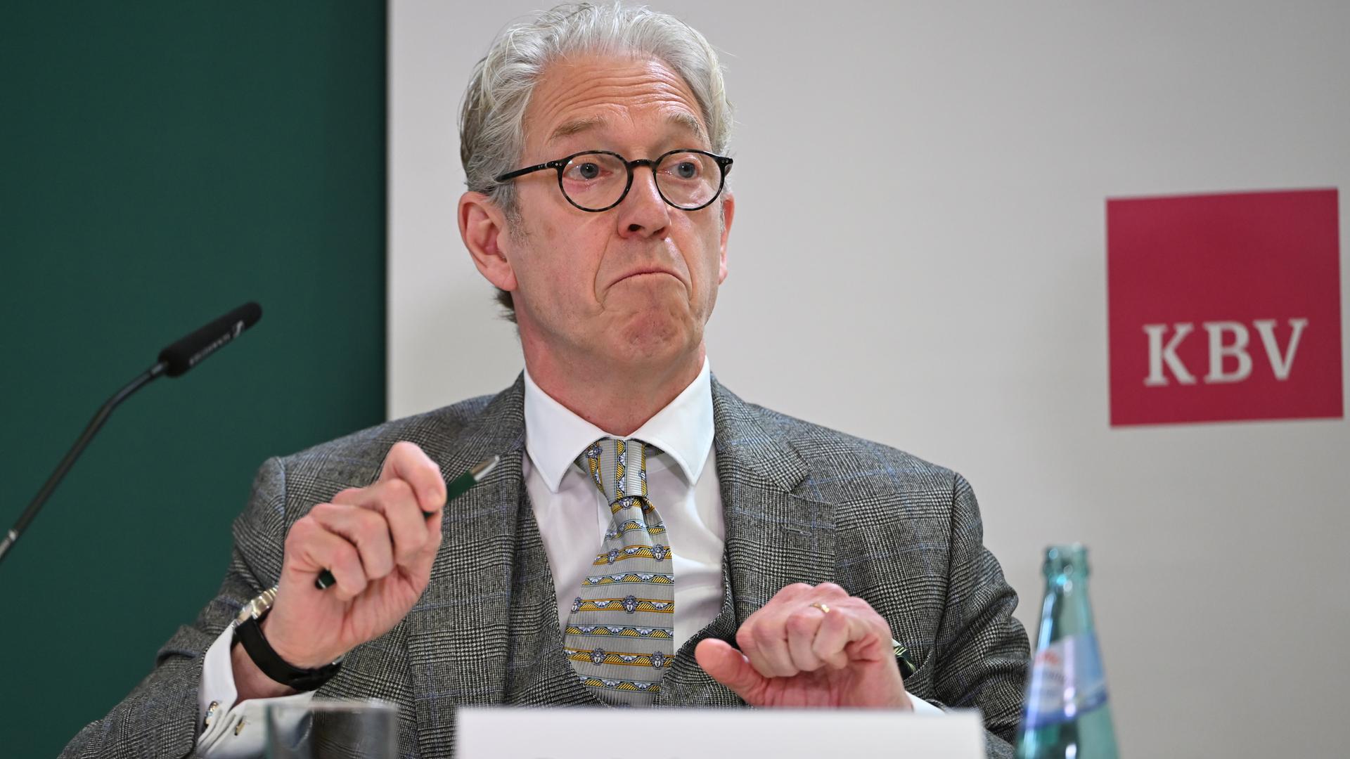 Andreas Gassen, Vorstandsvorsitzender der Kassenärztlichen Bundesvereinigung (KBV), spricht bei einer Pressekonferenz.