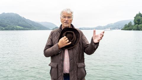 Porträt von Gerhard Polt vor einem bayerischen See.