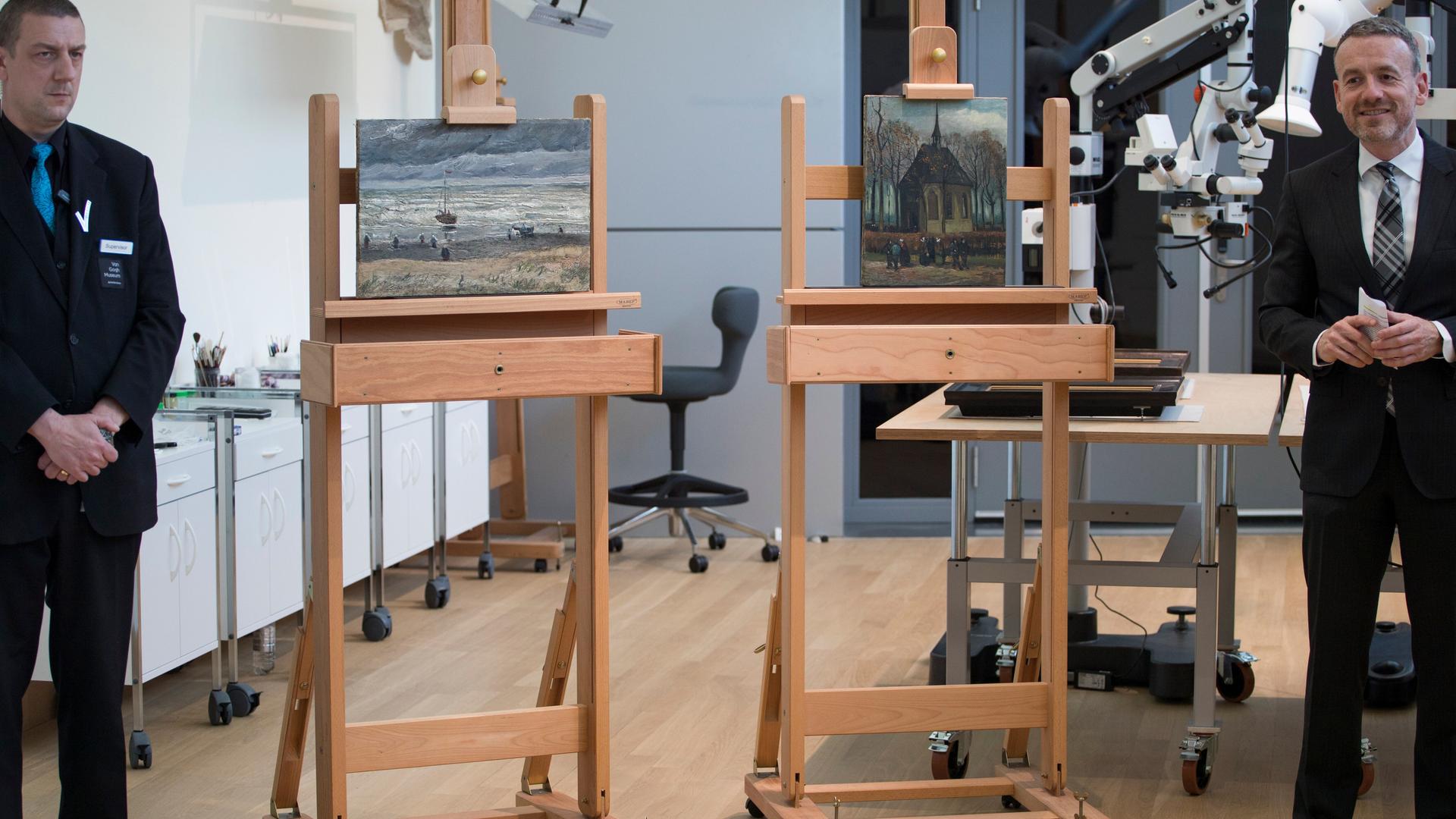 Die restaurierten Bilder „Meer bei Scheveningen“ und „Die Kirche von Nuenen mit Kirchgängern“ Von Vincent van Gogh stehen auf Staffeleien. Sie werden nach ihrer Restaurierung dem Publikum vom Leiter des Amsterdamer Van Gogh Museums vorgestellt.