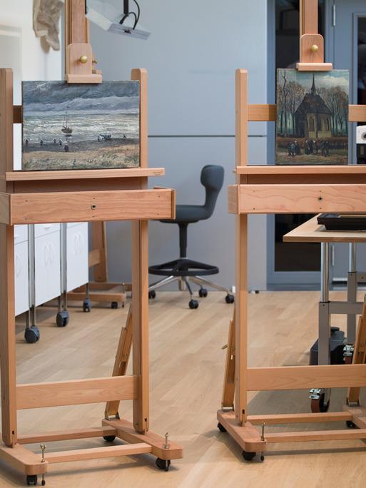 Die restaurierten Bilder „Meer bei Scheveningen“ und „Die Kirche von Nuenen mit Kirchgängern“ Von Vincent van Gogh stehen auf Staffeleien. Sie werden nach ihrer Restaurierung dem Publikum vom Leiter des Amsterdamer Van Gogh Museums vorgestellt.