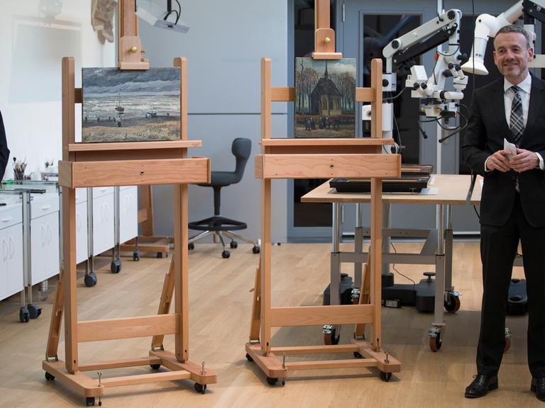 Die restaurierten Bilder „Meer bei Scheveningen“ und „Die Kirche von Nuenen mit Kirchgängern“ Von Vincent van Gogh stehen auf Staffeleien. Sie werden nach ihrer Restaurierung dem Publikum vom Leiter des Amsterdamer Van Gogh Museums vorgestellt.