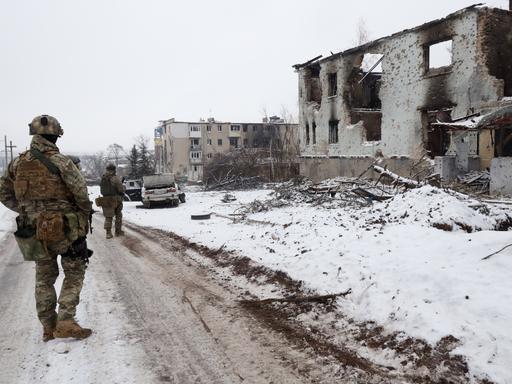 Mitglieder der privatorganisierten Wagner-Gruppe aus Russland sind in der Ostukraine unterwegs. 