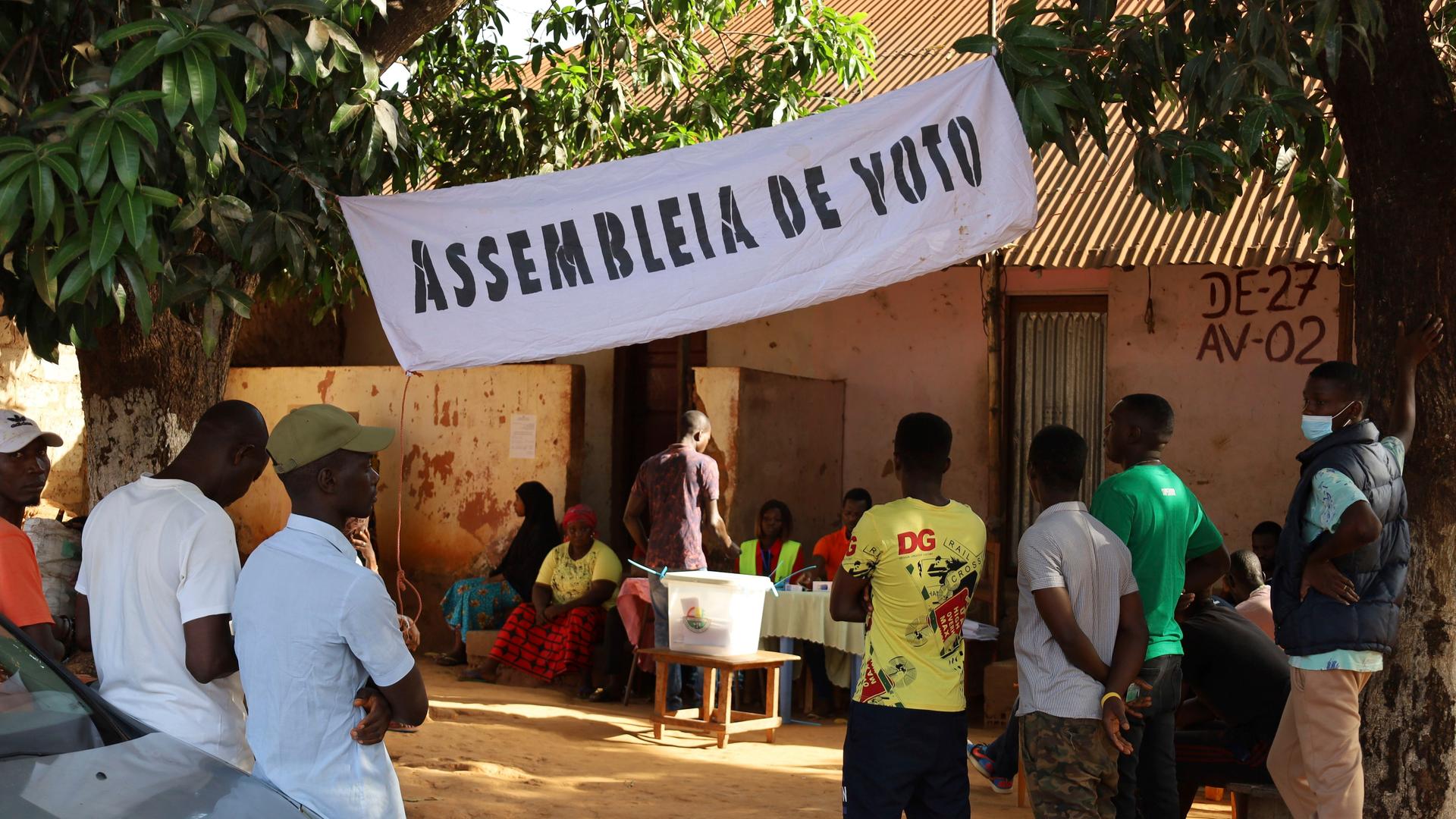 Menschen stehen in in Bissau vor einem Wahllokal. Menschen stehen in in Bissau vor einem Wahllokal.