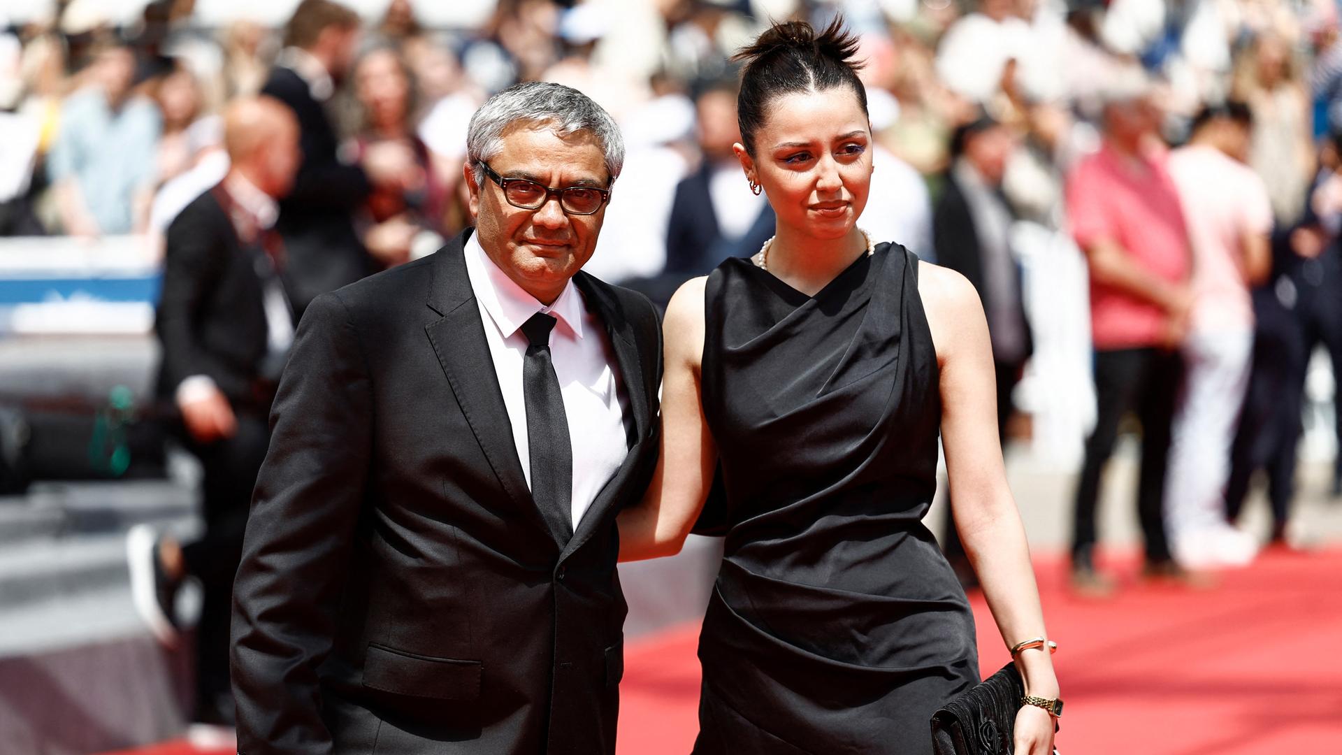 Der Regisseur Mohammed Rassulof steht gemeinsam mit seiner Tochter Baran auf dem roten Teppich in Cannes.