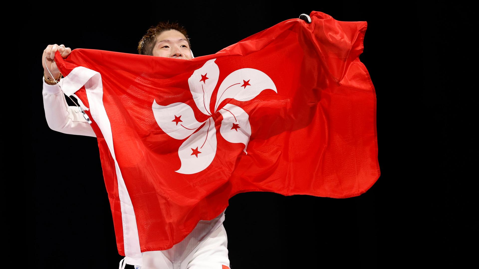 Fechter Ka Long Cheung aus Hongkong feiert seinen Olympiasieg mit der Flagge Hongkongs.