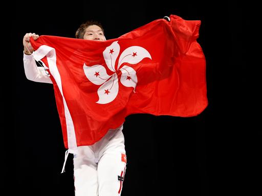 Fechter Ka Long Cheung aus Hongkong feiert seinen Olympiasieg mit der Flagge Hongkongs.