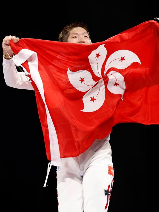 Fechter Ka Long Cheung aus Hongkong feiert seinen Olympiasieg mit der Flagge Hongkongs.