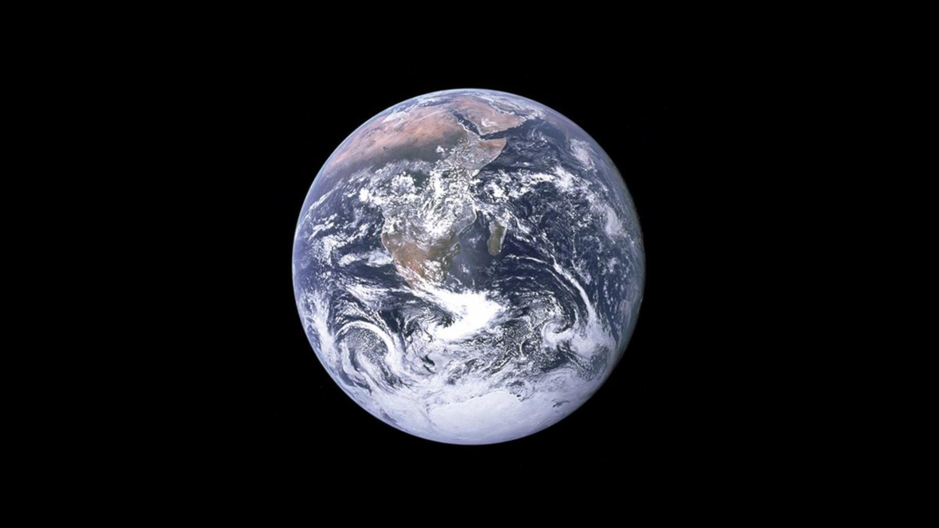 Die sonnenbeleuchtete Erde ist in Großaufnahme im sonst schwarzen Weltall zu sehen. Die sonnenbeleuchtete Erde ist in Großaufnahme im sonst schwarzen Weltall zu sehen.