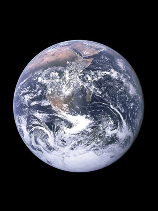 Die sonnenbeleuchtete Erde ist in Großaufnahme im sonst schwarzen Weltall zu sehen.