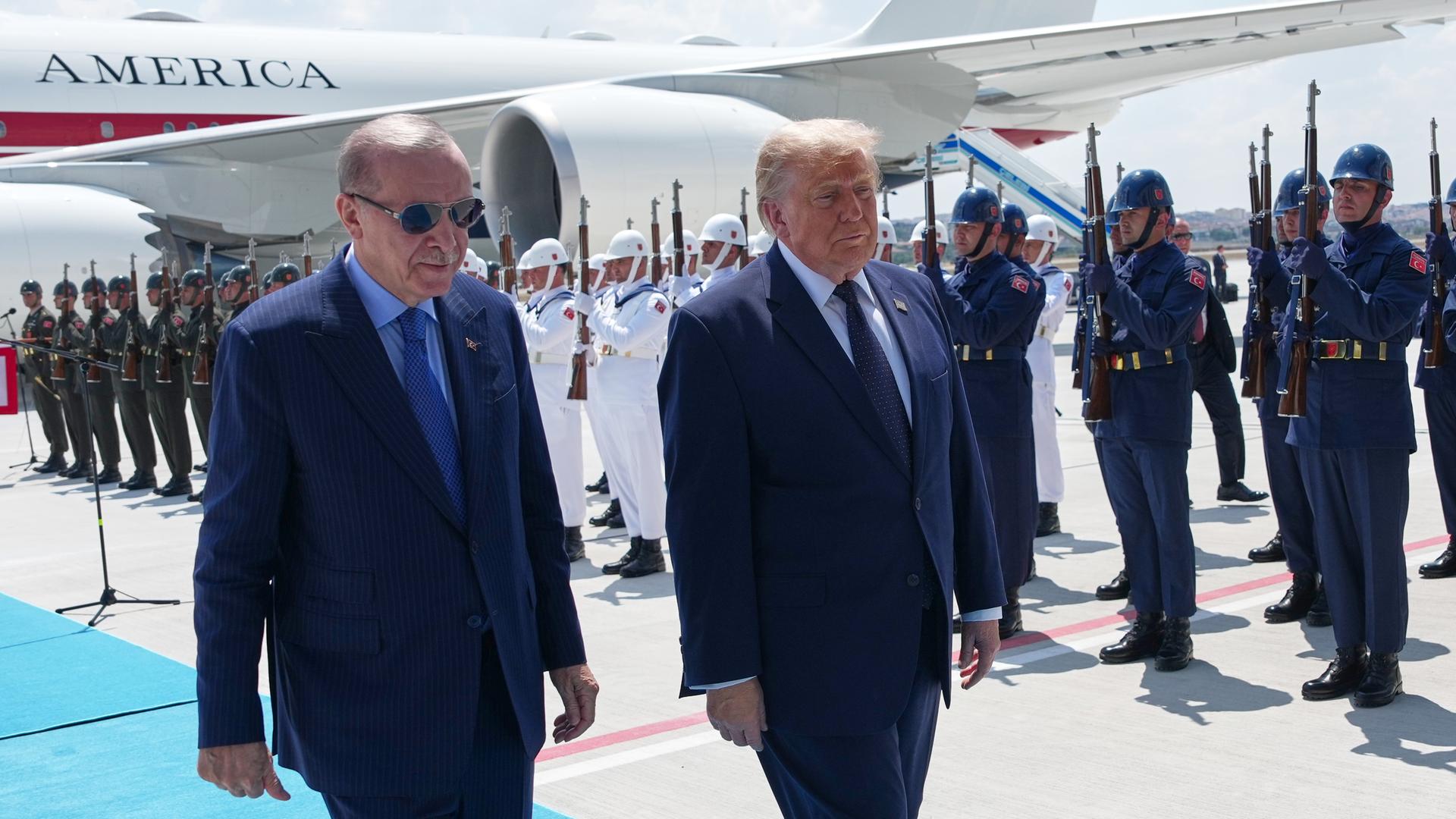 Trump und Erdogan gehen der Landung an Wachsoldaten vorbei. Trump und Erdogan gehen der Landung an Wachsoldaten vorbei.