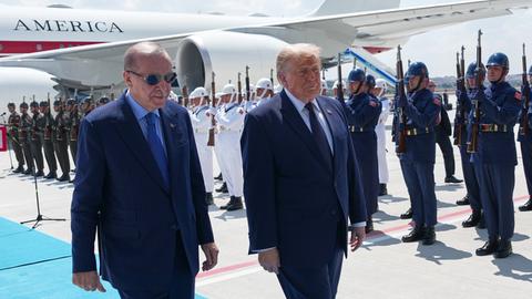 Trump und Erdogan gehen der Landung an Wachsoldaten vorbei.