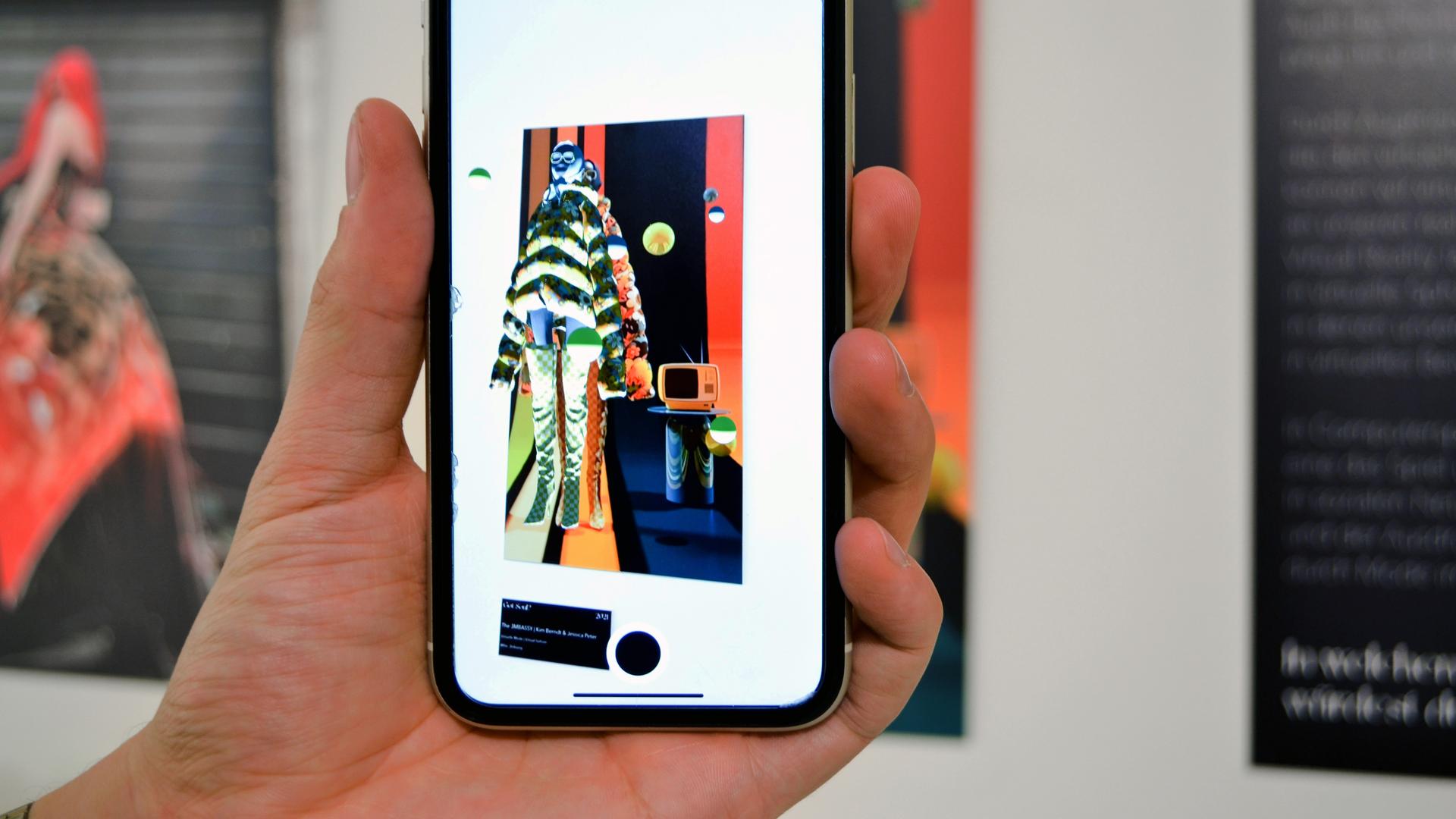 Smartphone mit der digitalen Darstellung eines Ausstellungsstücks.