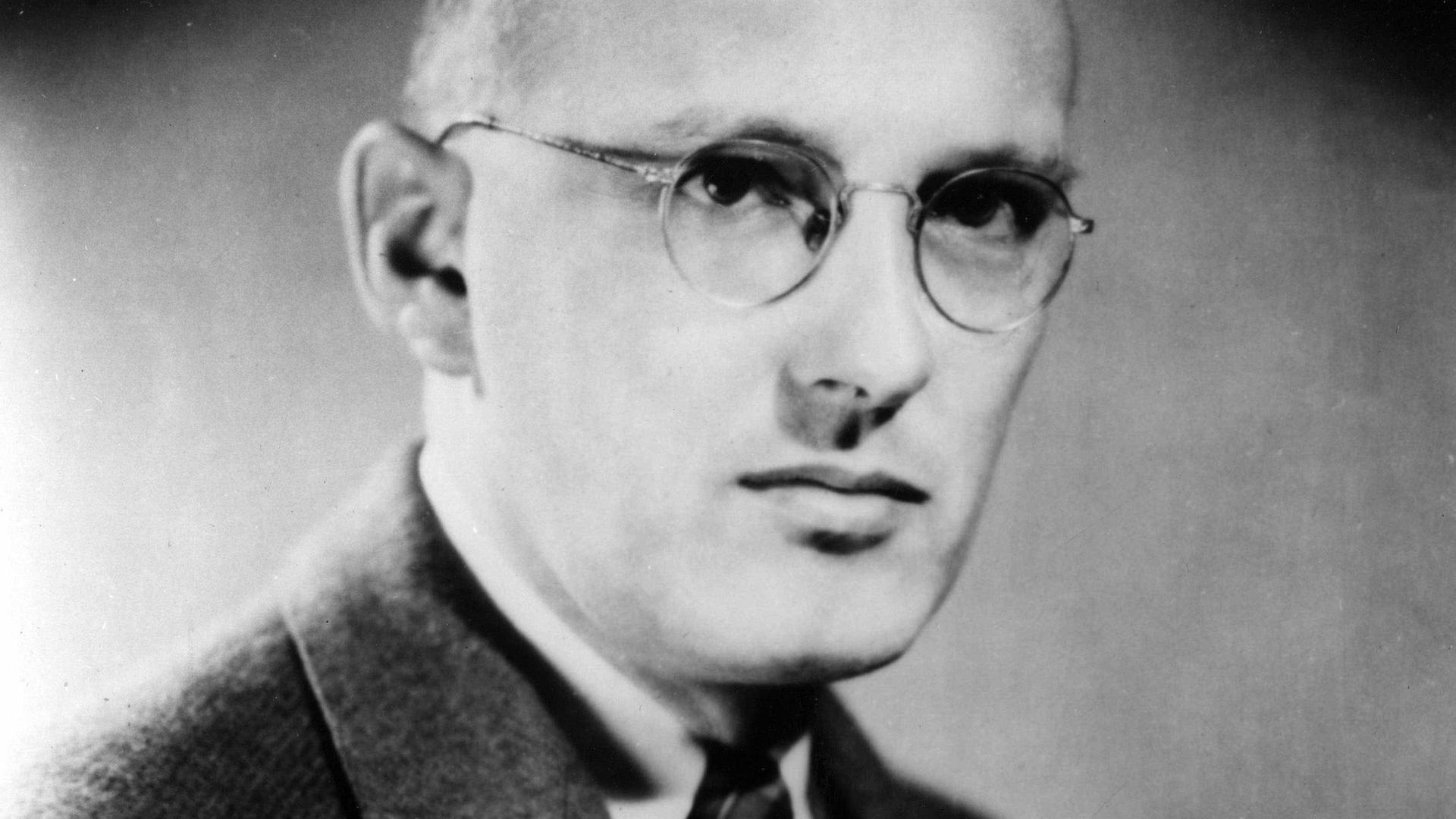 Schwarz-weißes Porträt von Karl Guthe Jansky im Anzug, mit Brille und ernstem Blick Schwarz-weißes Porträt von Karl Guthe Jansky im Anzug, mit Brille und ernstem Blick