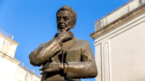 Ein Denkmal erinnert an den ehemaligen Premierminister Aldo Moro. Die Statue steht im italienischen Maglie. Ein Denkmal erinnert an den ehemaligen Premierminister Aldo Moro. Die Statue steht im italienischen Maglie.