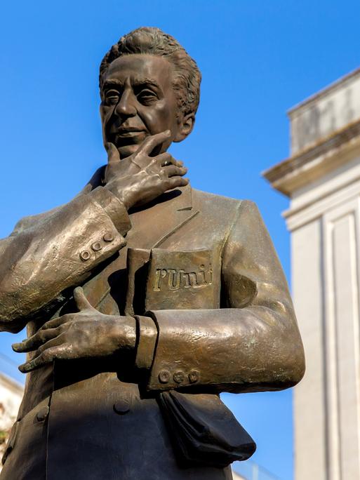 Ein Denkmal erinnert an den ehemaligen Premierminister Aldo Moro. Die Statue steht im italienischen Maglie.