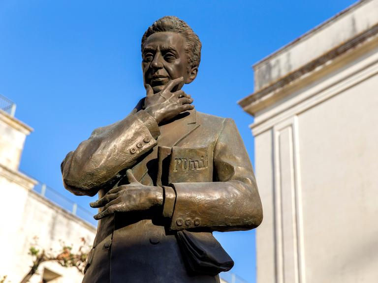 Ein Denkmal erinnert an den ehemaligen Premierminister Aldo Moro. Die Statue steht im italienischen Maglie.