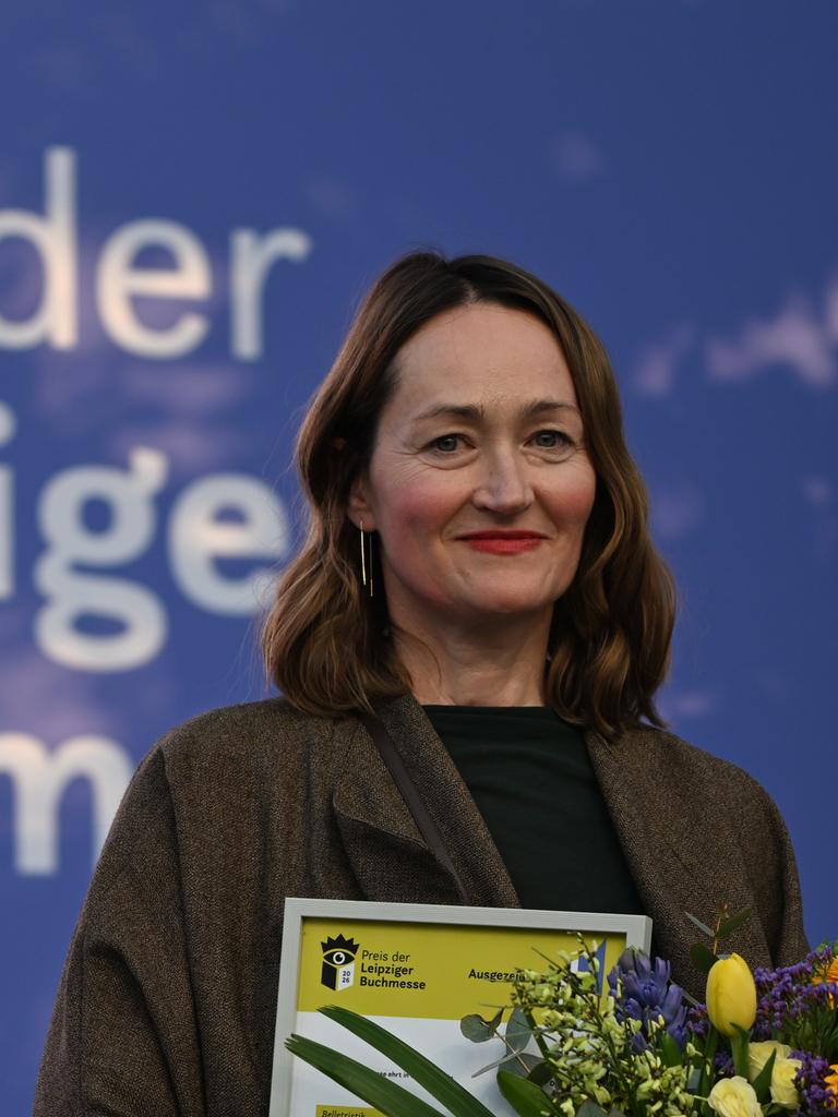 Katerina Poladjan, Autorin des Buches «Goldstrand», steht nach Erhalt des Preises der Leipziger Buchmesse in der Belletristik-Sparte auf der Bühne. 