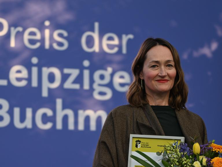 Katerina Poladjan, Autorin des Buches «Goldstrand», steht nach Erhalt des Preises der Leipziger Buchmesse in der Belletristik-Sparte auf der Bühne. 