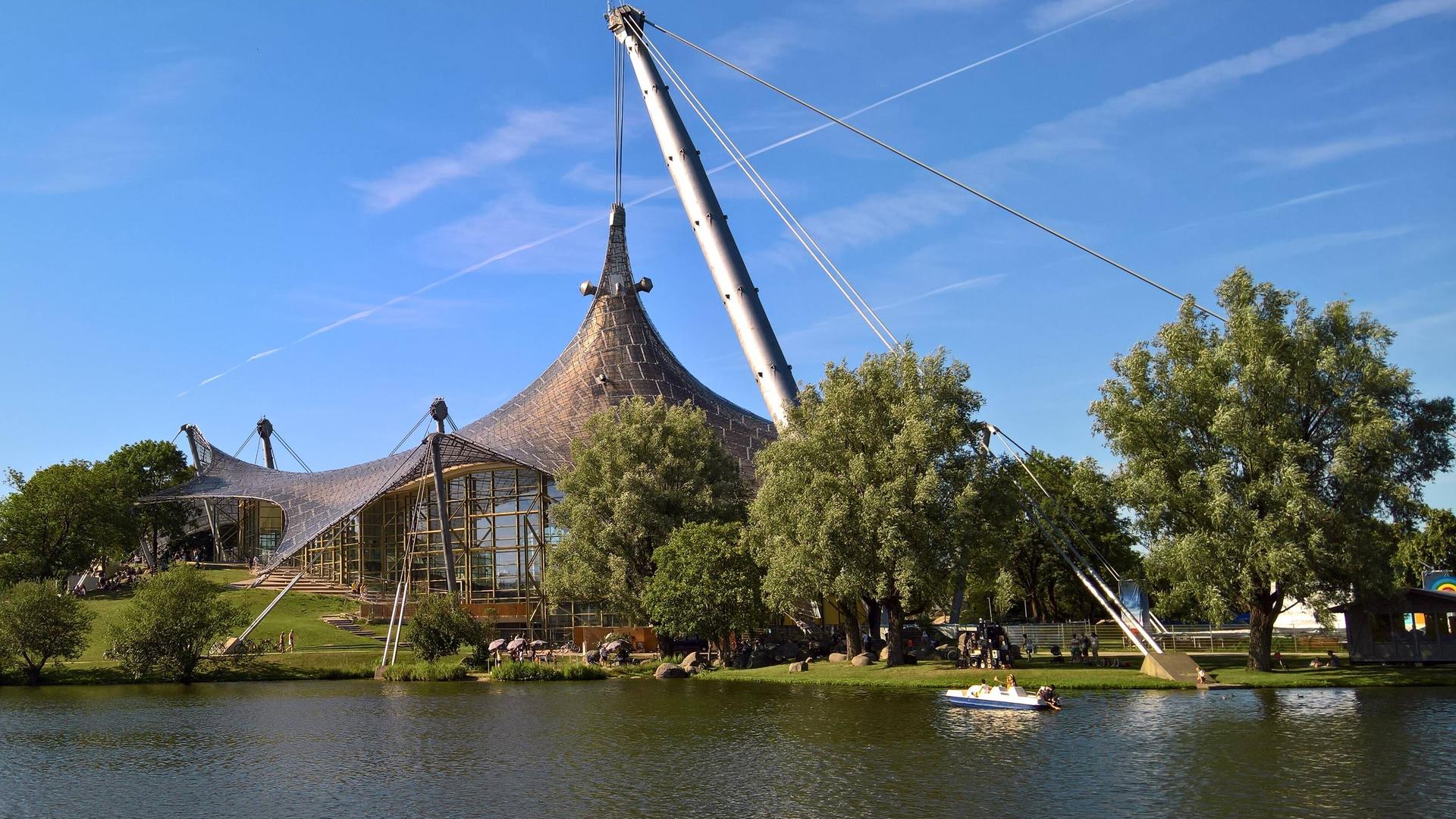 Zu sehen ist die Zeltarchitektur des Münchner Olympiaparks.