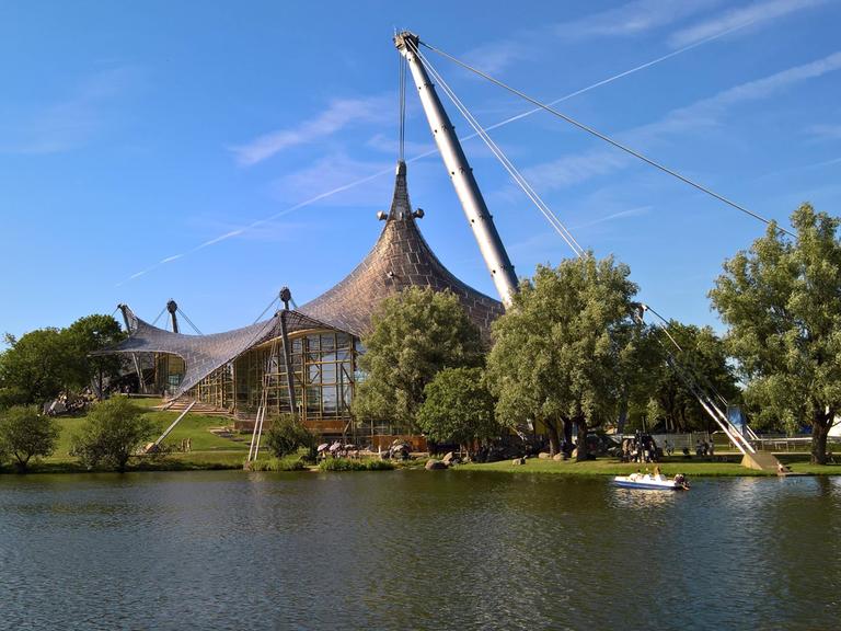 Zu sehen ist die Zeltarchitektur des Münchner Olympiaparks.