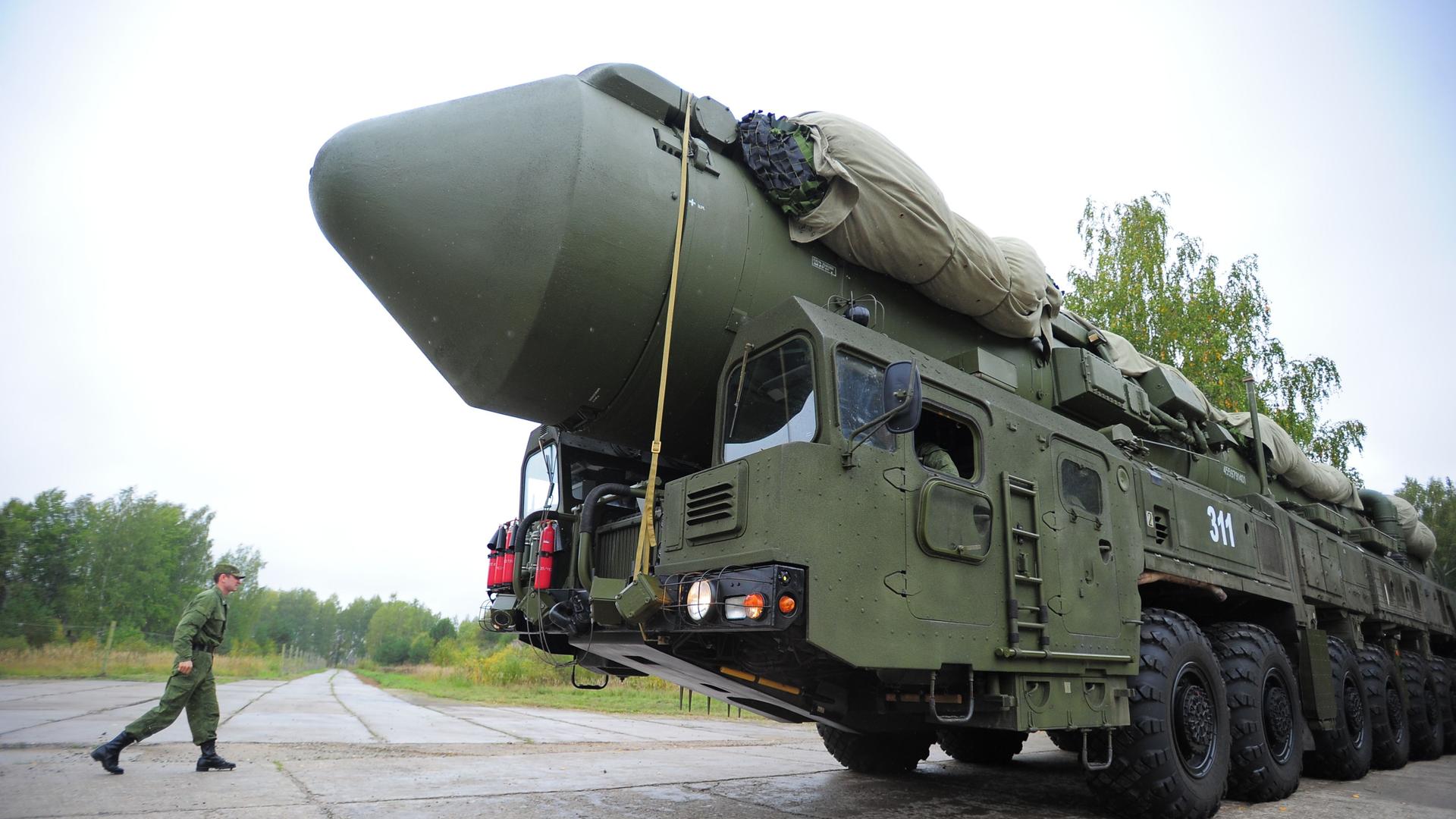 Eine russische Yars-Interkontinentalrakete auf einem Lkw Eine russische Yars-Interkontinentalrakete auf einem Lkw