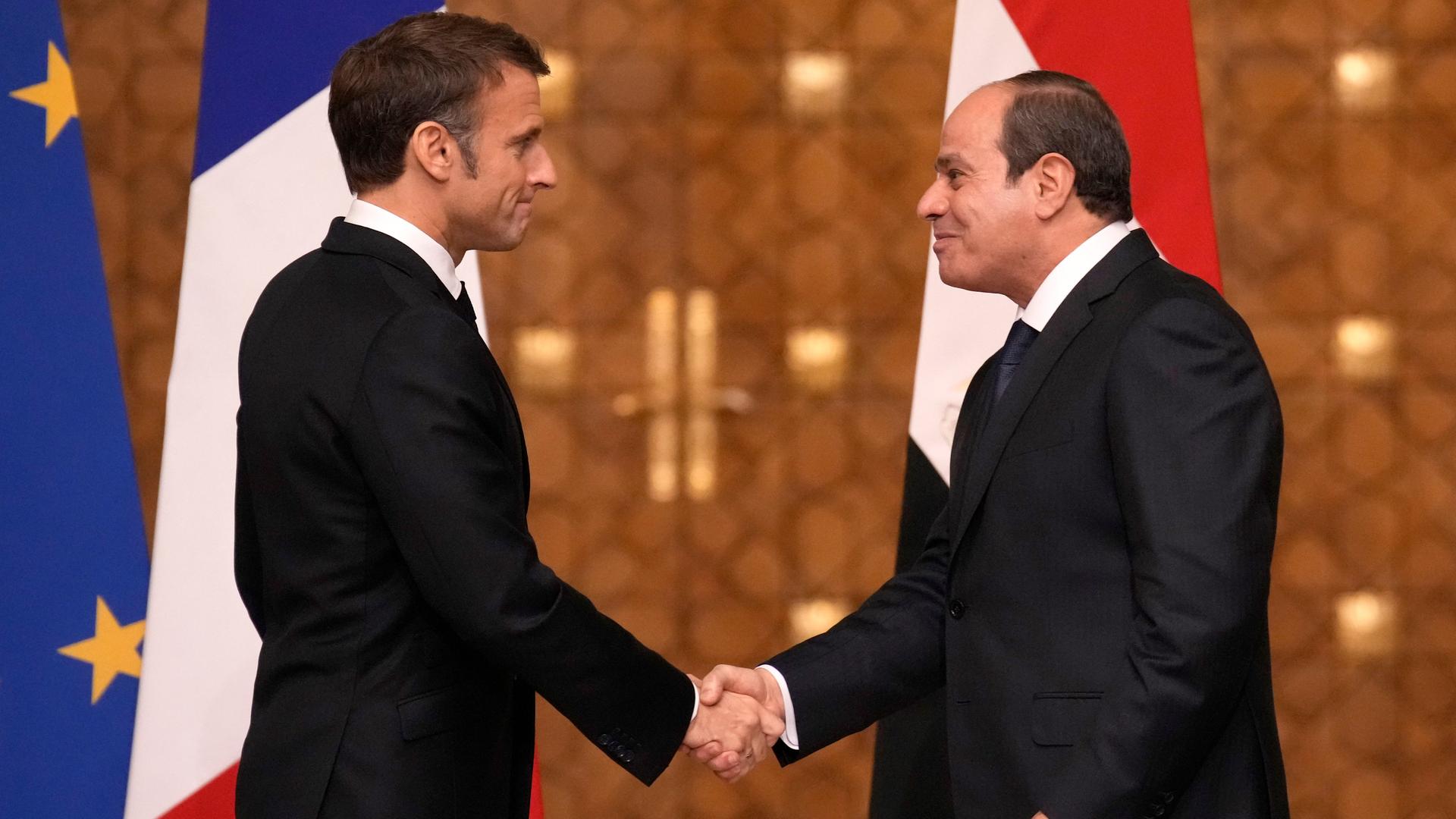 Kairo: Abdel Fattah al-Sisi (r), Präsident von Ägypten, gibt Emmanuel Macron, Präsident von Frankreich, nach einer gemeinsamen Pressekonferenz die Hand. Kairo: Abdel Fattah al-Sisi (r), Präsident von Ägypten, gibt Emmanuel Macron, Präsident von Frankreich, nach einer gemeinsamen Pressekonferenz die Hand.