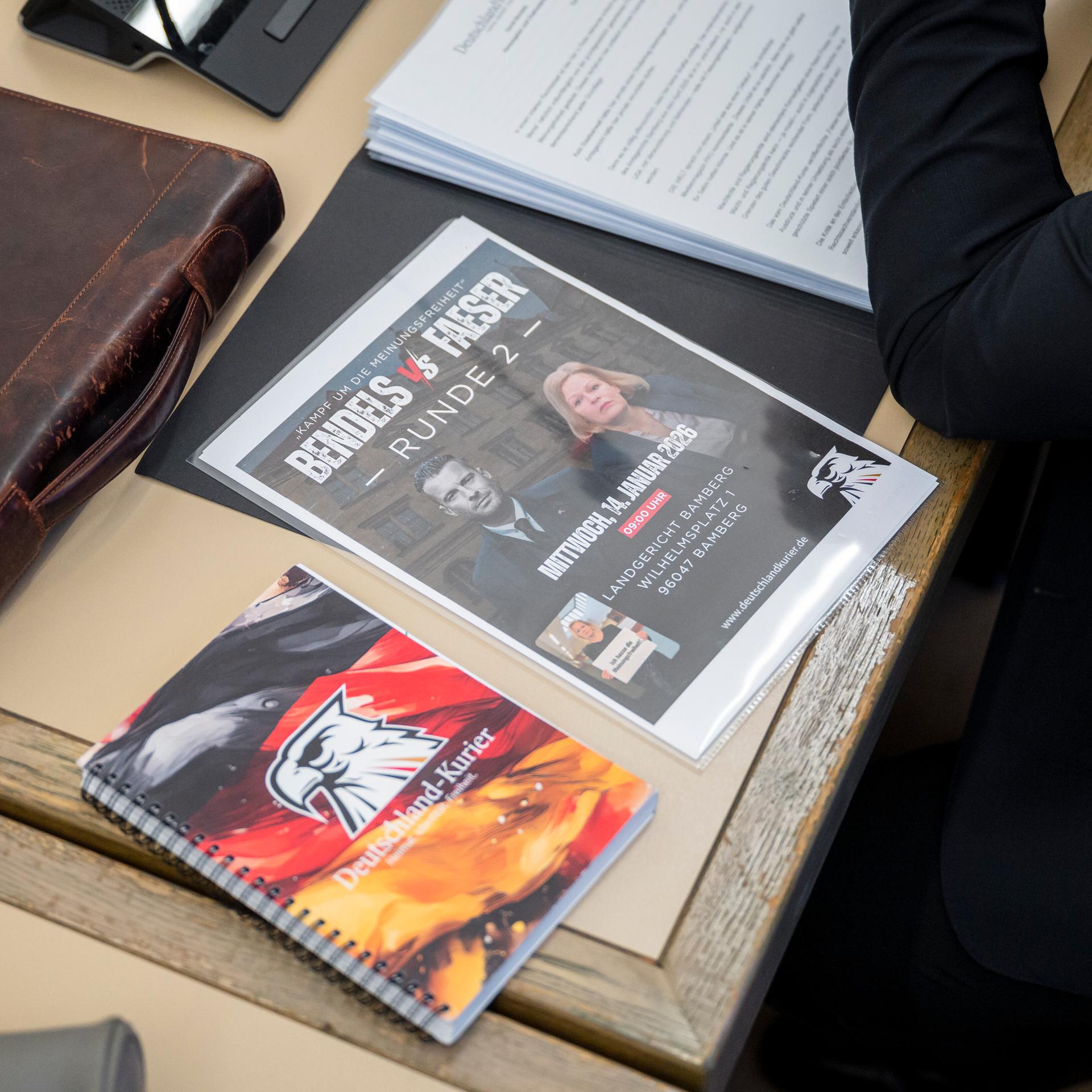 Auf dem Tisch des Angeklagten David Bendels liegt ein Blatt mit der Aufschrift „Kampf um die Meinungsfreiheit Bendels vs Faeser Runde 2“. 