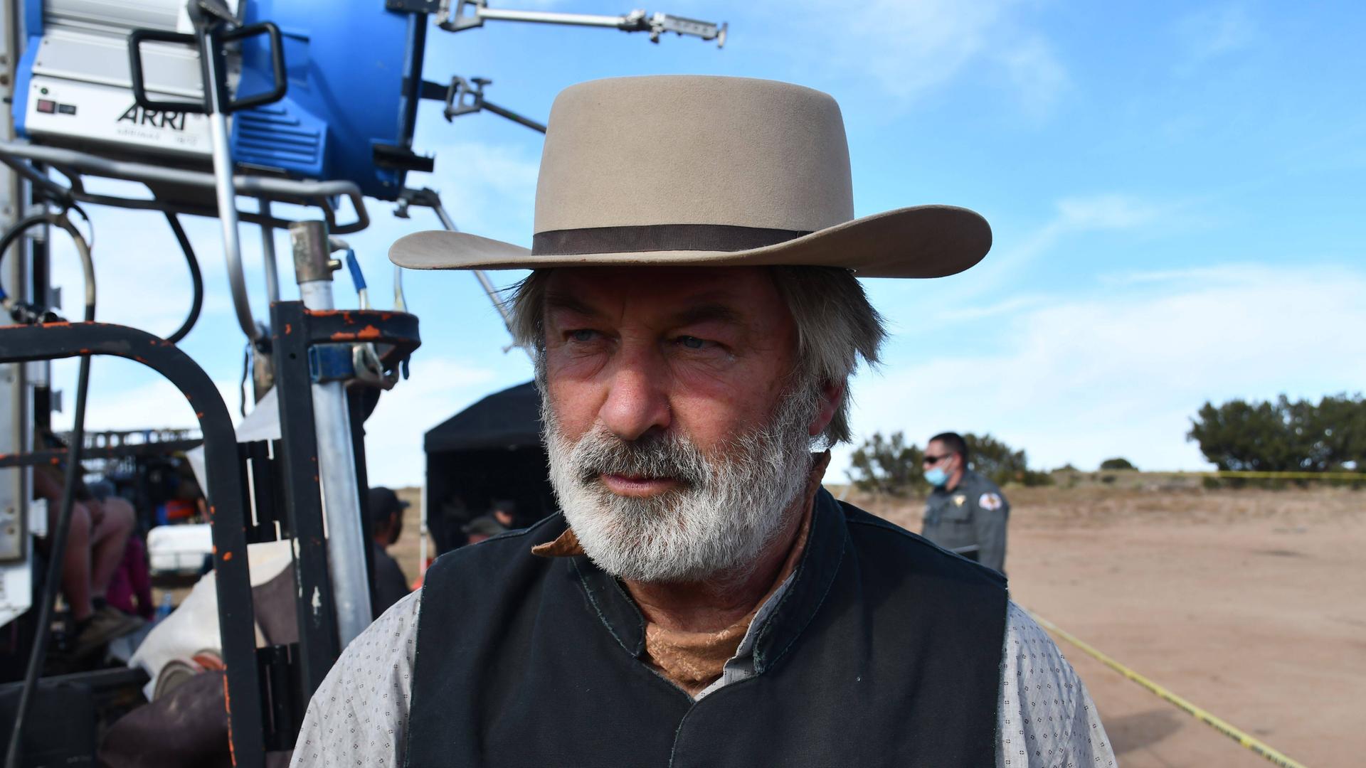 Der US-Schauspieler und Produzent Alec Baldwin in seinem Kostüm am Filmset des Westerns "Rust". Das Foto wurde im Rahmen der Ermittlungen zu dem Schuss, der die Kamerafrau Halyna Hutchins tötete, vom Büro des Bezirkssheriffs von Santa Fe veröffentlicht. Der US-Schauspieler und Produzent Alec Baldwin in seinem Kostüm am Filmset des Westerns "Rust". Das Foto wurde im Rahmen der Ermittlungen zu dem Schuss, der die Kamerafrau Halyna Hutchins tötete, vom Büro des Bezirkssheriffs von Santa Fe veröffentlicht.