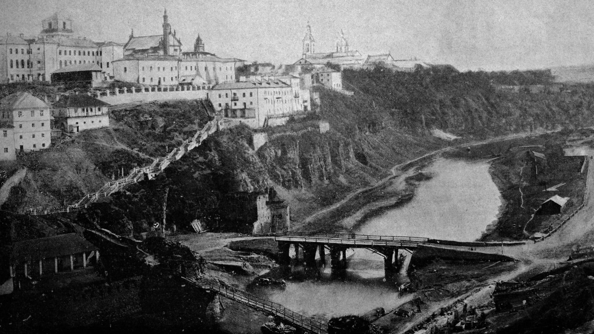 Zeichnung einer Stadt, gelegen auf Felsen, umschlossen von einem Fluss: eine der ersten Autotypien der Stadt Kamjanez-Podilskyj von 1884.