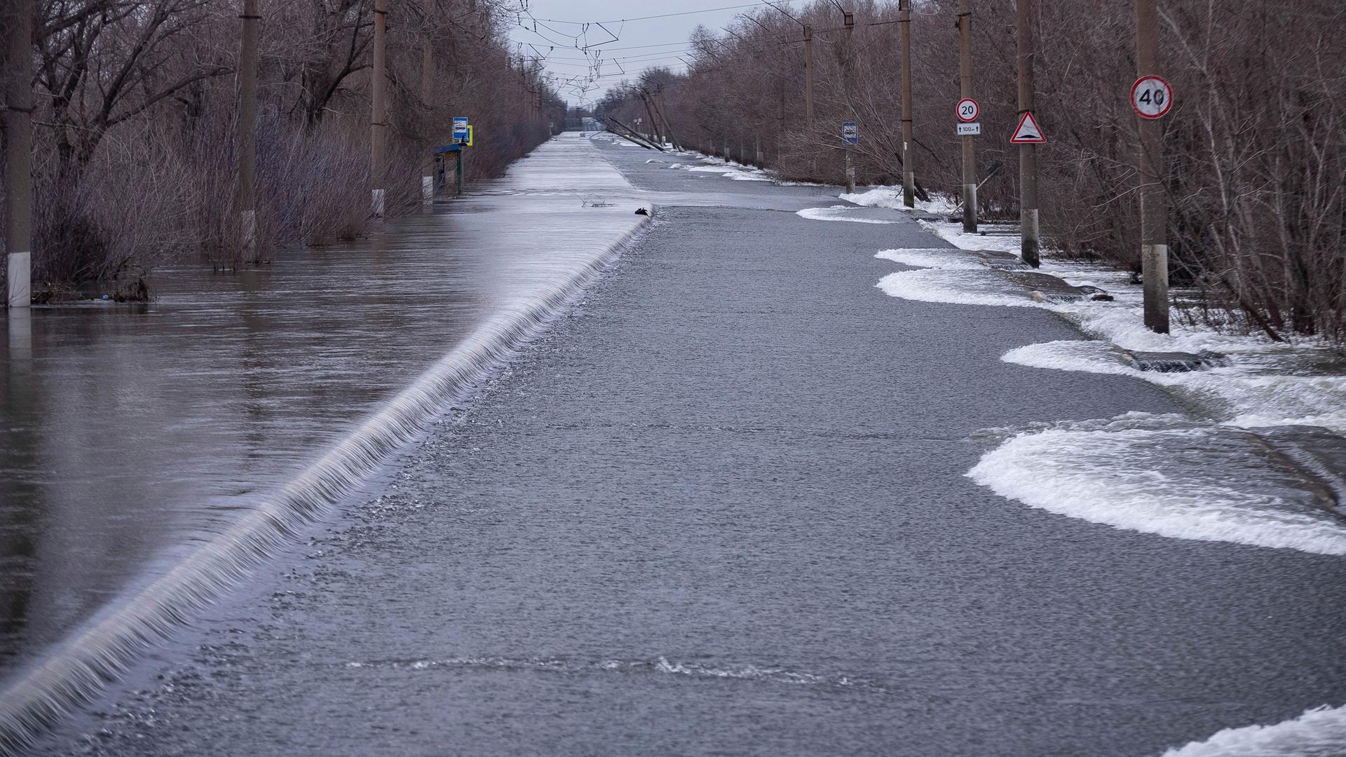 Nachdem ein Damm des Flusses gebrochen war, fließt Wasser über eine Autobahn in Orsk in Russland, nahe der Grenze zu Kasachstan.