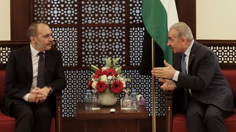 Prinz Ali bin Al Hussein aus Jordanien, der Präsident des Westasiatischen Fußballverbandes, sitzt neben dem ehemaligen Ministerpräsidenten der Palästinensischen Autonomiegebiete und des ausgerufenen Staates Palästina.
