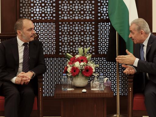 Prinz Ali bin Al Hussein aus Jordanien, der Präsident des Westasiatischen Fußballverbandes, sitzt neben dem ehemaligen Ministerpräsidenten der Palästinensischen Autonomiegebiete und des ausgerufenen Staates Palästina.
