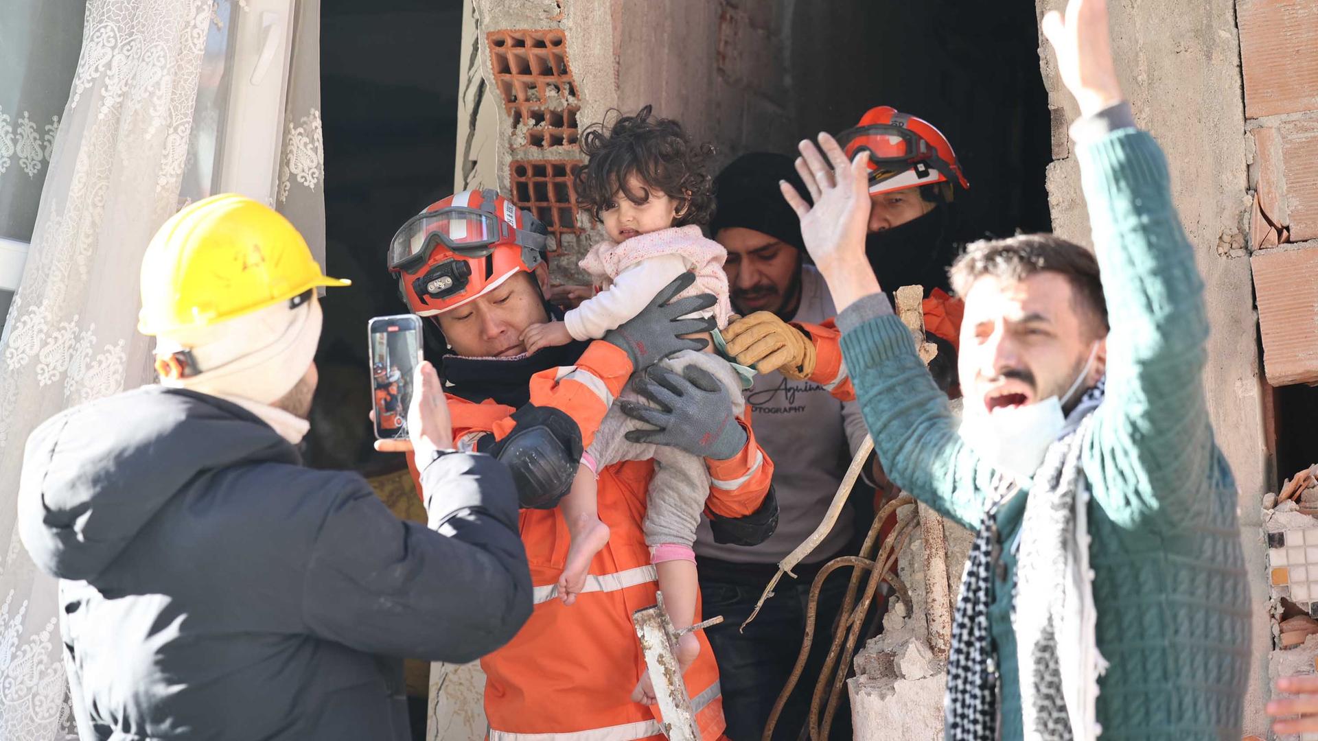 Antakya: Ein Südkoreanisches Rettungsteam rettet ein Kleinkind aus den Trümmern eines Hauses, nach dem verheerenden Erdbeben am 06.02.2023. 