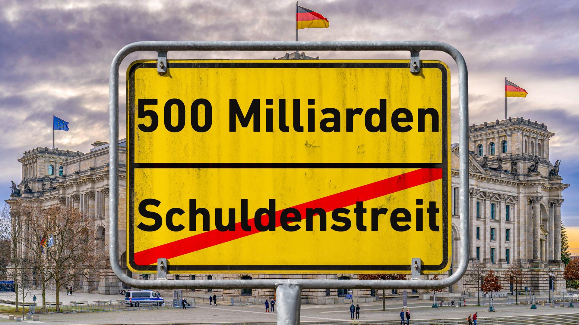 Ein gelbes Ortsschild mit der Aufschrift "500 Milliarden " und "Schuldenstreit", das rot durchgestrichen ist, vor dem Berliner Reichstagsgebäude; im Hintergrund wehende Deutschlandflaggen bei wolkigem Abendhimmel.
      