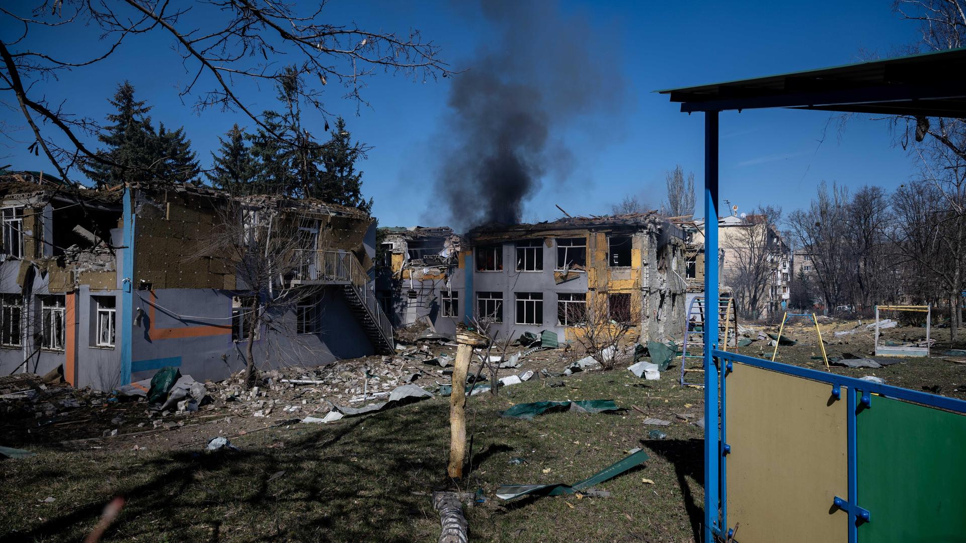 Mehrere durch russische Angriffe zerstörte Häuser in Kramatorsk