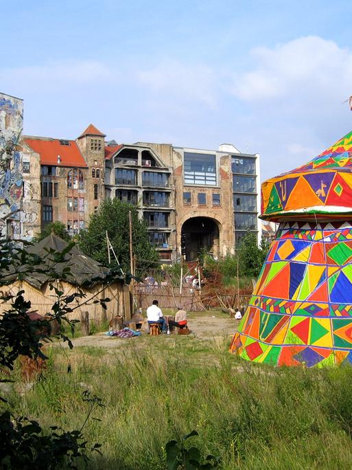 Kunsthaus Tacheles in Berlin, an international arts centre built around the ruins of an old department store, damaged by bombs in WW II. (16.08.2005) Foto: LEHTIKUVA / Sixten Johansson +++(c) dpa - Report+++