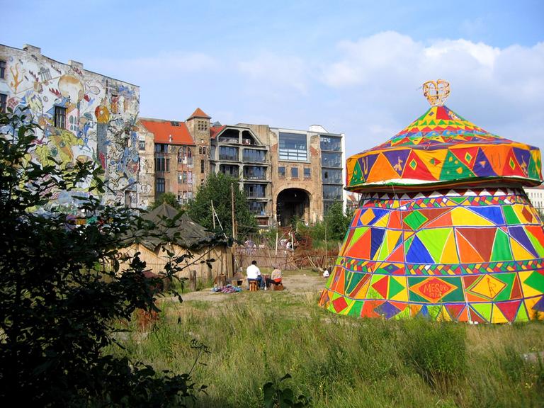 Kunsthaus Tacheles in Berlin, an international arts centre built around the ruins of an old department store, damaged by bombs in WW II. (16.08.2005) Foto: LEHTIKUVA / Sixten Johansson +++(c) dpa - Report+++