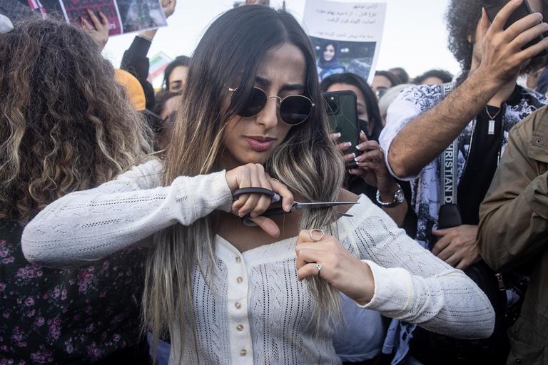 Proteste im Iran - "Das Kopftuch ist die Berliner Mauer des Regimes"