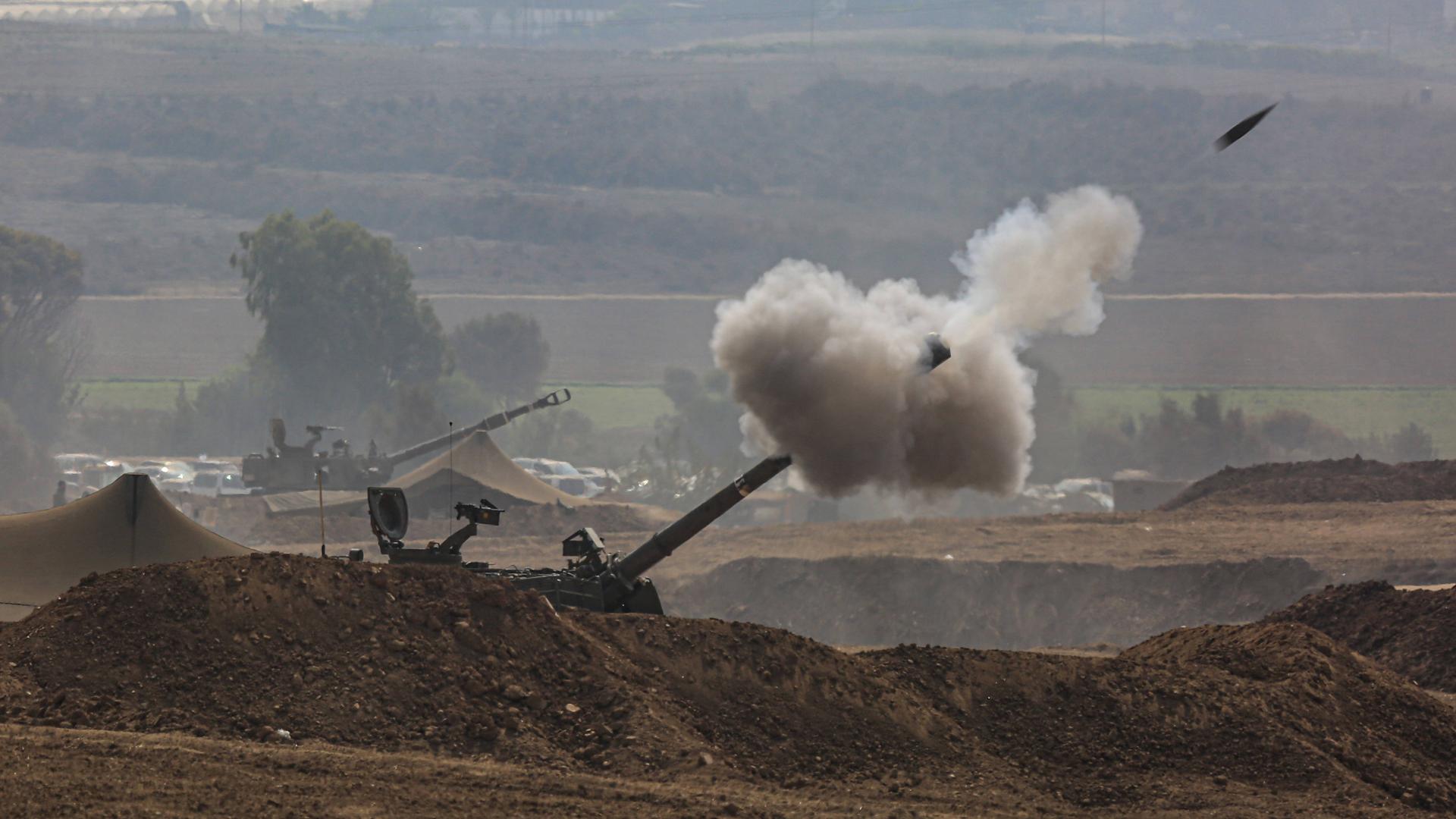 Israelische Artillerieeinheiten feuern nahe Sderot auf den Gazastreifen am 28.10.