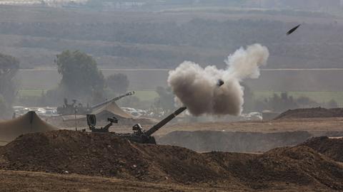 Israelische Artillerieeinheiten feuern nahe Sderot auf den Gazastreifen am 28.10.