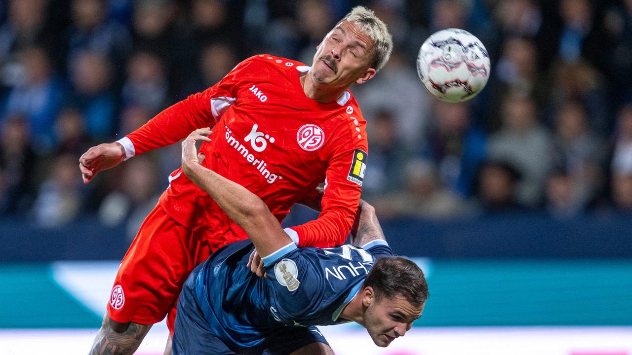 Phillip Tietz (l, 1. FSV Mainz 05) und Michael Steinwender (VfL Bochum) kämpfen um den Ball.