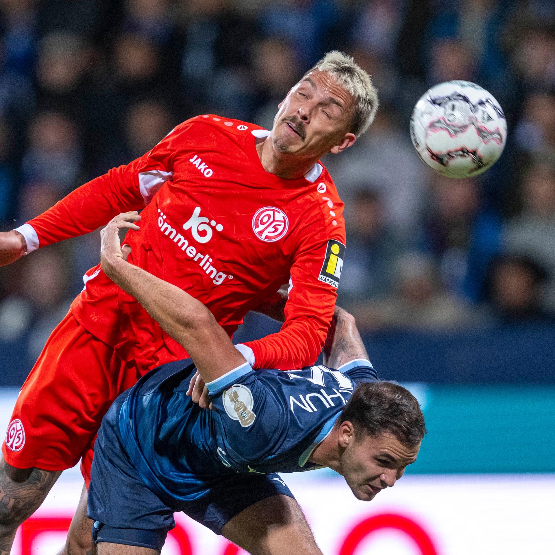 Nordrhein-Westfalen, Bochum: Fußball, Männer: DFB-Pokal, VfL Bochum - FSV Mainz 05, 2. Runde, Vonovia Ruhrstadion: Phillip Tietz (l, 1. FSV Mainz 05) und Michael Steinwender (VfL Bochum) kämpfen um den Ball.