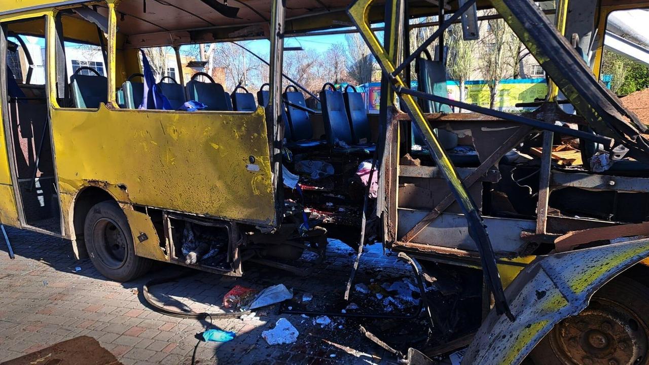 Der von einer russischen Drohne zerstörte Bus in der ukrainischen Stadt Nikopol