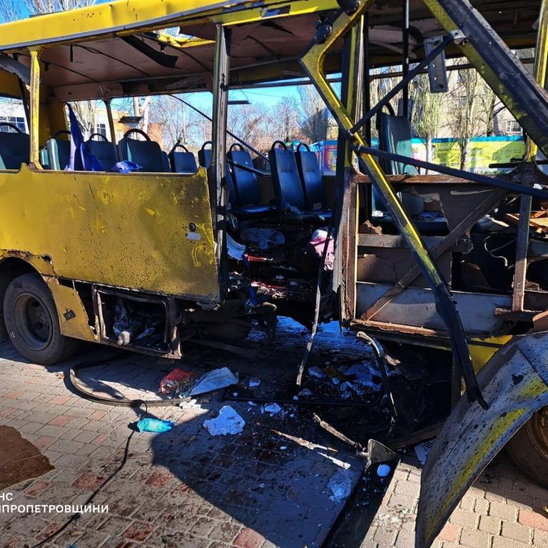 Der von einer russischen Drohne zerstörte Bus in der ukrainischen Stadt Nikopol