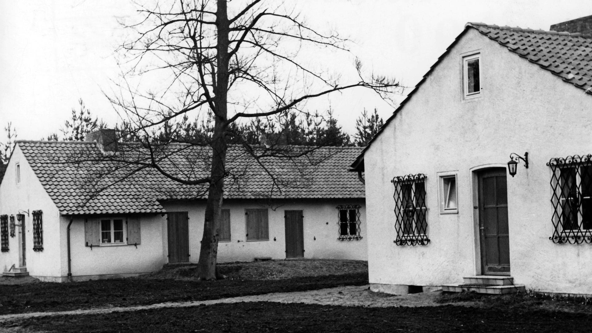 Blick auf zwei Häuser der Vertriebenen-Siedlung Espelkamp im Jahr 1959