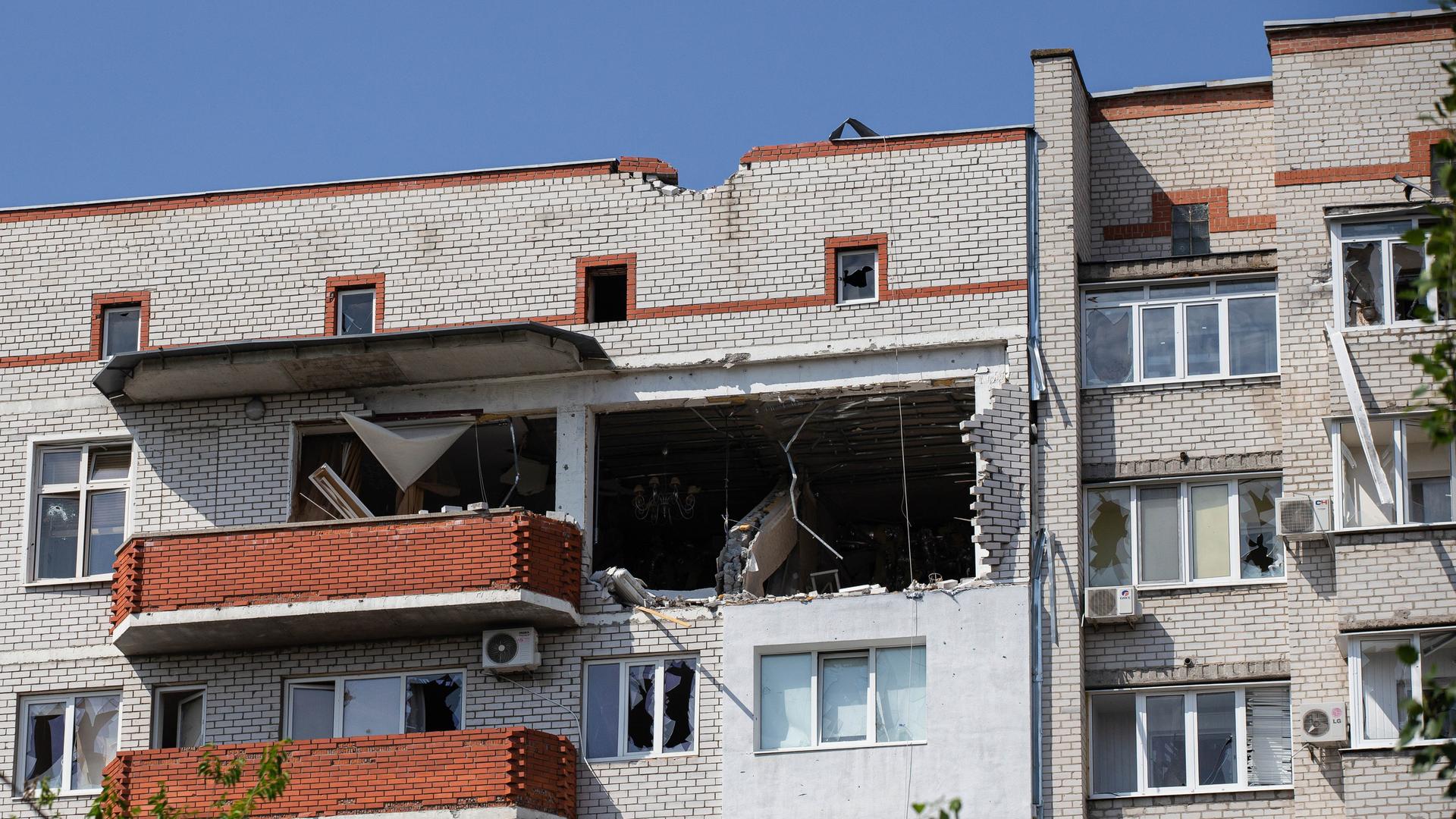 Hochhauswohnung ohne Außenwand - Kriegsschäden im ukrainischen Sjewjerodonezk im Mai 2022