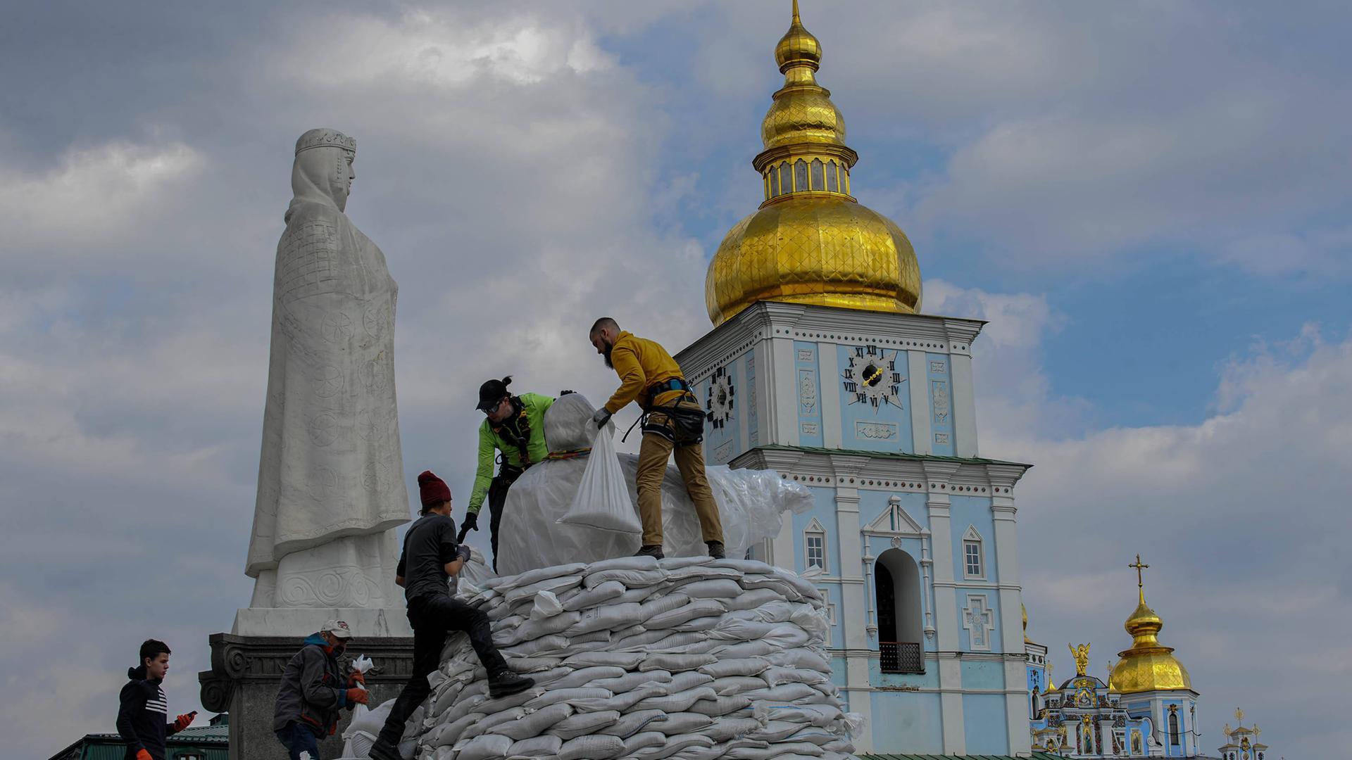 Das Fürstin-Olga-Denkmal in Kiew wird zum Schutz mit Sandsäcken umhüllt