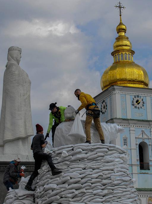 Das Fürstin-Olga-Denkmal in Kiew wird zum Schutz mit Sandsäcken umhüllt